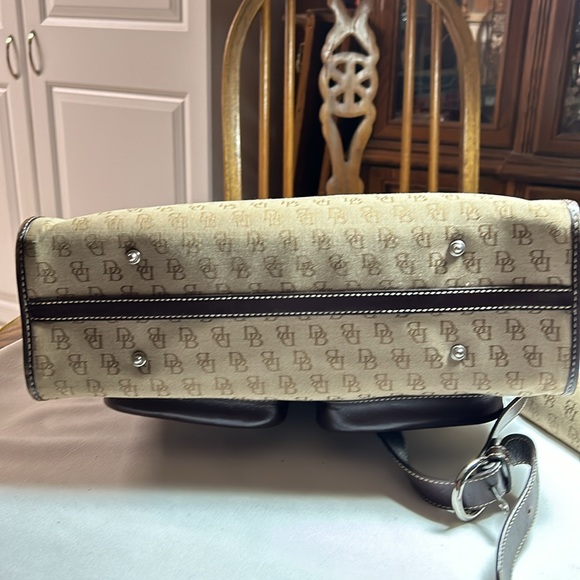 Dooney Bourke cloth and leather purse brown/tan with DB, make up bag/strap.Nice. - Picture 5 of 10
